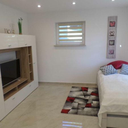 1 Zi. Apartment Naehe Flughafen/Messe Stuttgart 24H Waldenbuch Bagian luar foto