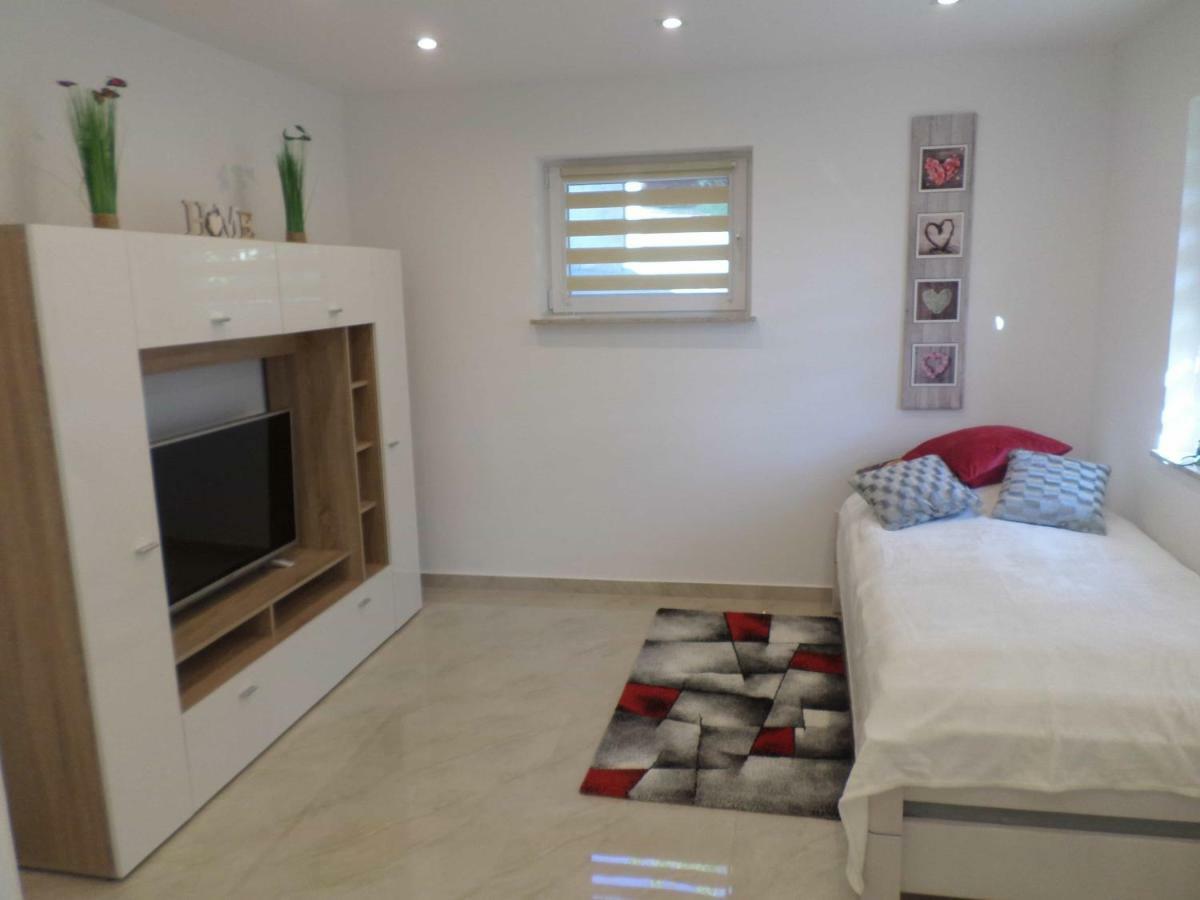 1 Zi. Apartment Naehe Flughafen/Messe Stuttgart 24H Waldenbuch Bagian luar foto